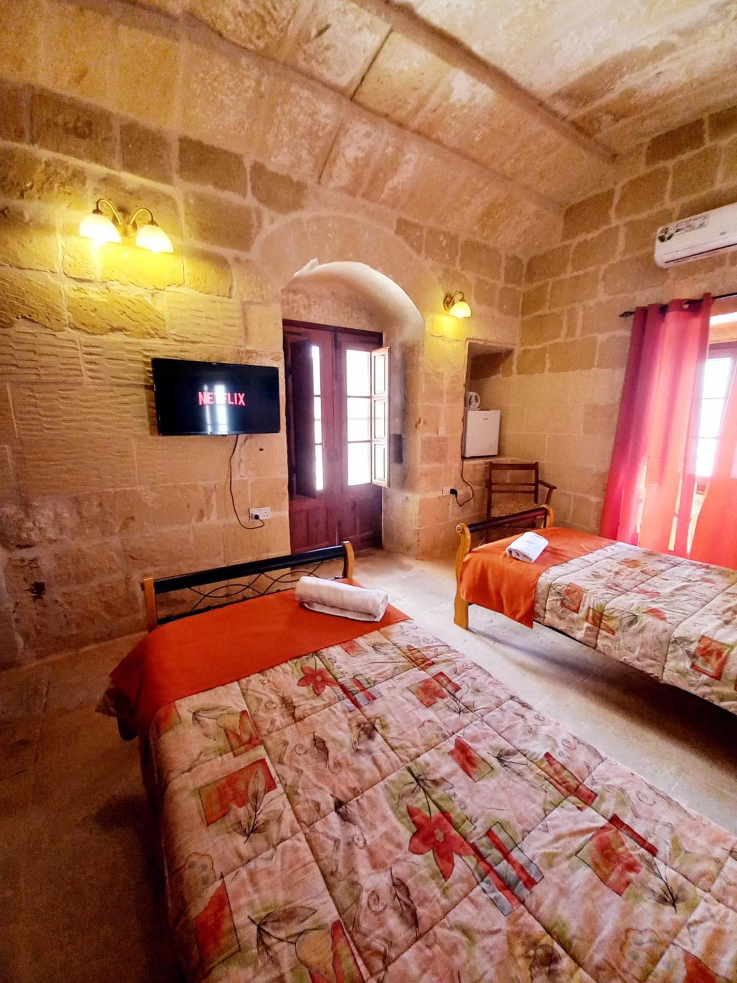 Ta Majsi Farmhouse With Indoor Heated Pool San Lawrenz Εξωτερικό φωτογραφία